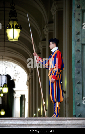 Schweizer Gardist der päpstlichen Garde Pflicht in der Sankt-Peters-Basilika in der Vatikanstadt in Rom. Stockfoto