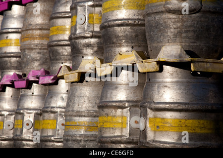 Ein Stapel von 41 Liter Aluminium Beer Kegs; ECasks gestapelt in der Black Sheep Brewery, Masham, North Yorkshire Dales, Richmondshire, Großbritannien Stockfoto