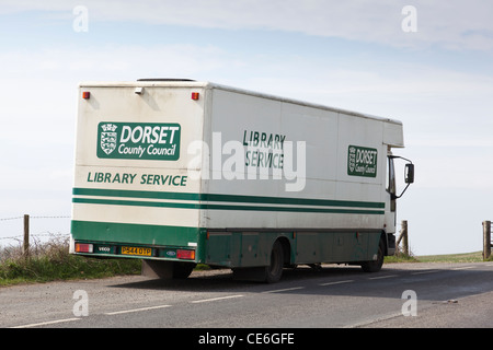 Dorset County Council Fahrbibliothek van an der Seite der Straße geparkt. Stockfoto