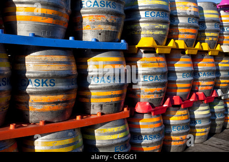 Ein Stapel von 41 Liter Aluminium Beer Kegs; ECasks gestapelt in der Black Sheep Brewery, Masham, North Yorkshire Dales, Richmondshire, Großbritannien Stockfoto