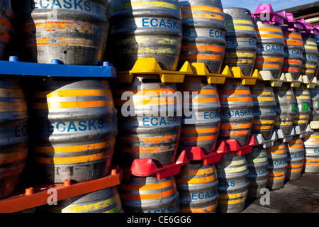 Ein Stapel von 41 Liter Aluminium Beer Kegs; ECasks gestapelt in der Black Sheep Brewery, Masham, North Yorkshire Dales, Richmondshire, Großbritannien Stockfoto