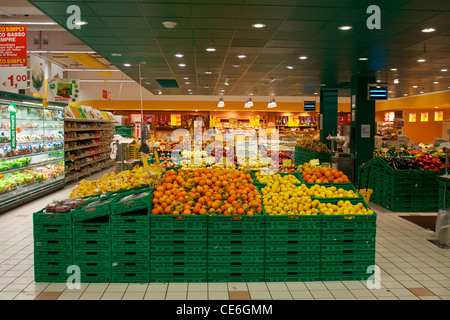 Obst und Gemüse, Gemüse auf dem Display in einem italienischen Supermarkt, Marche, Italien Stockfoto