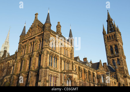 University of Glasgow, Süd- und Westfassade des Hauptgebäudes bei Sonnenuntergang, Gilmorehill Campus, Schottland, Großbritannien Stockfoto