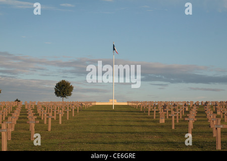 Der französischen Trikolore & Reihen von kreuzen auf dem französischen National Cemetery in Sommepy Tahure, Champagne-Ardenne, Frankreich. Stockfoto