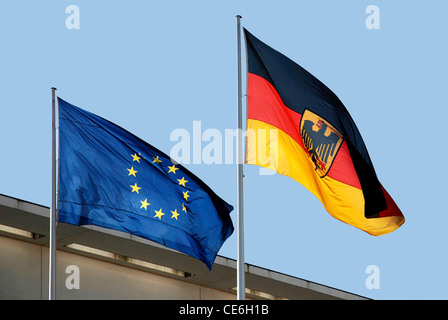 Flaggen der Europäischen Union und der Bundesrepublik Deutschland am Mast vor dem Bundeskanzleramt in Berlin. Stockfoto