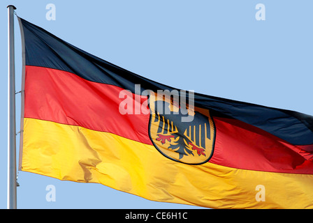 Deutsche Flagge mit der Eidgenössischen Adler am Mast vor dem Bundeskanzleramt in Berlin. Stockfoto