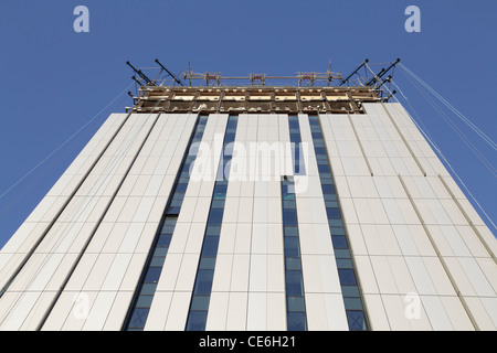 Ein Hochhaus, das renoviert wird, Großbritannien Stockfoto