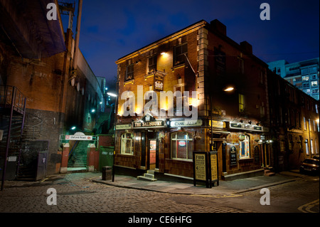 Der Salisbury-Pub in der Nähe von Oxford Road Bahnhof, Manchester, in der Nacht genommen. Stockfoto