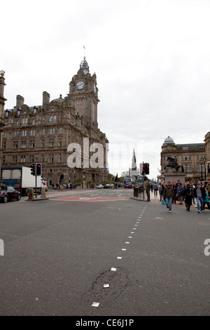 City of Edinburgh, Schottland. Grundriss der Princes Street nach Westen mit der Balmoral Hotel Clock Tower im Vordergrund Stockfoto