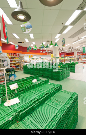 Supermarkt mit leeren Körben verursachen des Streiks der LKW Fahrer Stockfoto