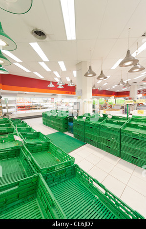 Supermarkt mit leeren Körben verursachen des Streiks der LKW Fahrer Stockfoto