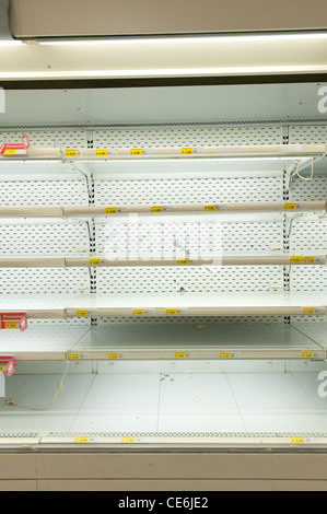 Supermarkt mit Leerzeichen verursachen des Streiks der LKW Fahrer Stockfoto