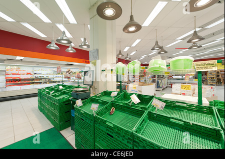 Supermarkt mit leeren Körben verursachen des Streiks der LKW Fahrer Stockfoto