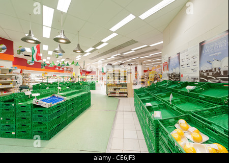 Supermarkt mit leeren Körben verursachen des Streiks der LKW Fahrer Stockfoto