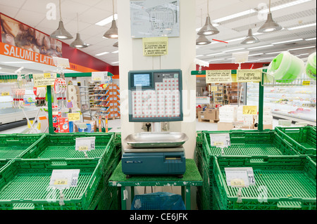 Supermarkt mit leeren Körben verursachen des Streiks der LKW Fahrer Stockfoto