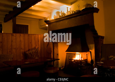 Ein Protokoll öffnen Feuer in einem Restaurant, die Zimmer schön aufwärmen und hinzugefügt ein orange leuchten. Stockfoto