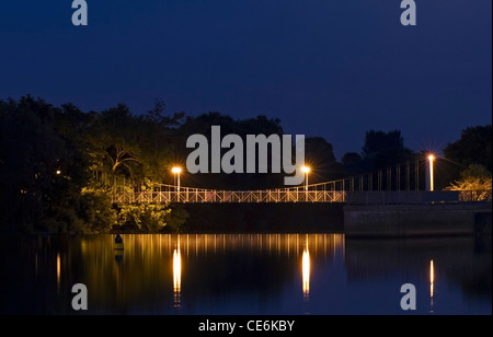 Karottenhosenträger Wehr-Hängebrücke bei Mondschein. Karottenhosenträger Weir Brücke über dem Fluß Exe, Kai, Exeter, Devon Stockfoto