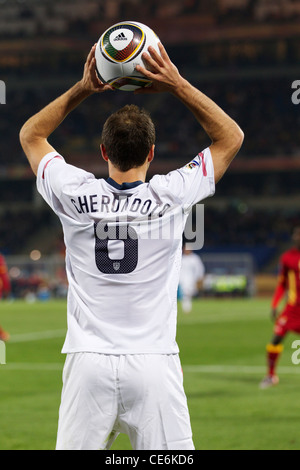 Steve Cherundolo der Vereinigten Staaten-Sets, den Ball ins Spiel zu werfen, während einer Fußball-Weltmeisterschaft-Runde 16 Spiel gegen Ghana. Stockfoto