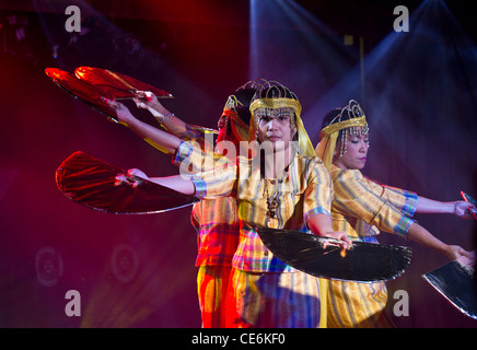 Besatzungsmitglieder der Kreuzfahrt Schiff Boudicca setzen auf eine Show um Passagiere zu unterhalten: die philippinische Fächertanz Stockfoto