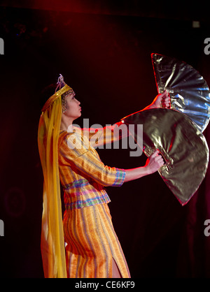 Besatzungsmitglieder der Kreuzfahrt Schiff Boudicca setzen auf eine Show um Passagiere zu unterhalten: die philippinische Fächertanz Stockfoto