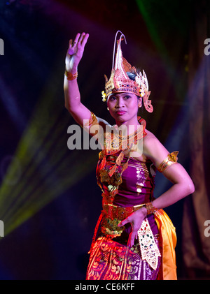 Besatzungsmitglieder der Kreuzfahrt Schiff Boudicca setzen auf eine Show um Passagiere zu unterhalten: indonesische Paradiesvogel Tanz. Stockfoto