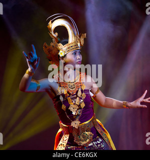 Besatzungsmitglieder der Kreuzfahrt Schiff Boudicca setzen auf eine Show um Passagiere zu unterhalten: indonesische Paradiesvogel Tanz Stockfoto