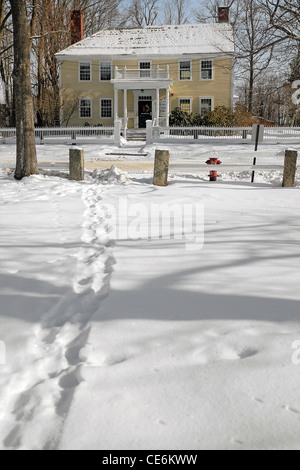 Fußspuren im Schnee für die grüne Stadt führen in Richtung der Fitzwilliam-Stadtbibliothek Stockfoto