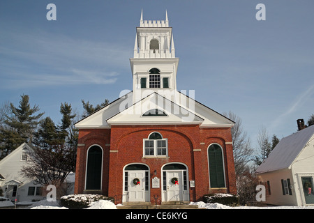 Ein Winter-Ausblick auf eine Kirche in Jaffrey Center, neue Hamphshire Stockfoto