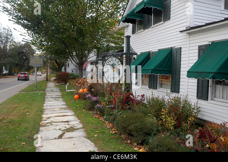 Inn und Marmor Bürgersteig, Dorset, Vermont Stockfoto