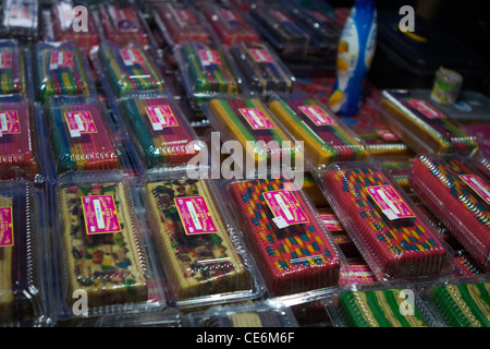 Lapis-Kuchen auf dem Pasar Tamu Dbku Nachtmarkt, Kuching Stockfoto