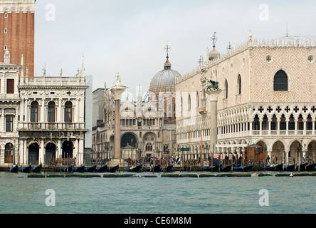 Ein Blick auf den Markusplatz entfernt, Venedig, eingefangen von an Bord eines Bootes am Canal Grande Stockfoto