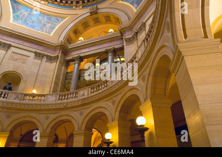 Innenraum des Minnesota State Capitol unter Rotunde mit Bögen der Ostflügel Korridor Stockfoto