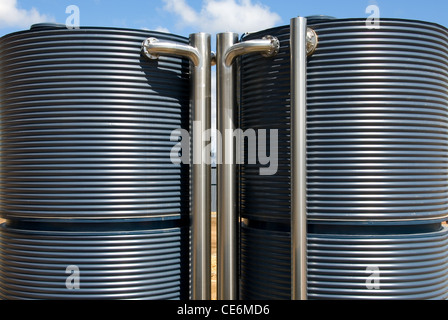 Ein paar von Wellblech Wassertanks, komplett mit Edelstahl-over Flow Rohre Stockfoto