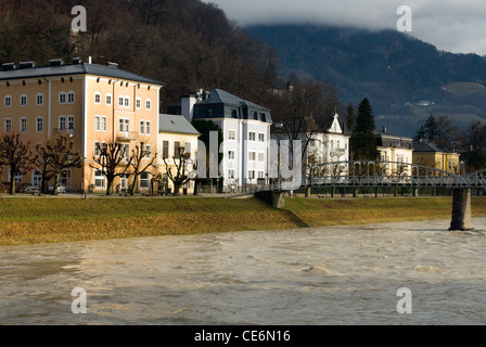 Großes Luxus Häuser an den Ufern des Flusses geschwollen Salzach in Salzburg, Österreich Stockfoto