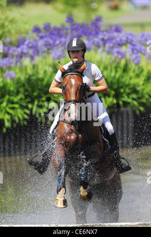 Pferd Reiter Kreuzung Wasser, Pferdesport-Event Stockfoto