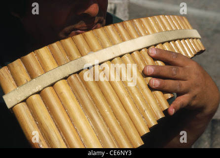 Man spielt Panflöte Rohr Musikinstrument Stockfoto