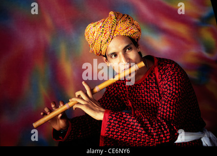 Indischer Mann, der Flöte spielt; Indien; Asien; MR#657A Stockfoto
