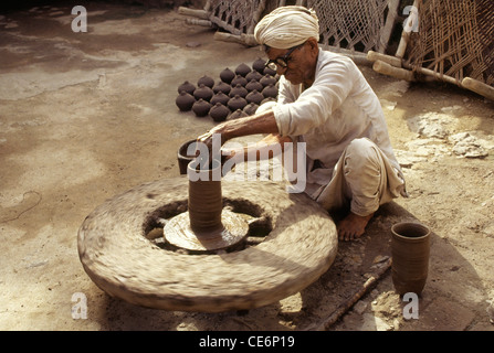 Töpferei; Potter Tontopf auf Rad Rajasthan Indien Form verleihen Stockfoto