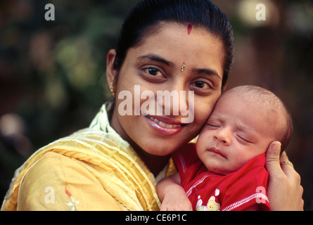 Indische Mutter umarmend Baby; Indien; Asien; HERR#682 Stockfoto