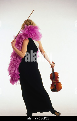 Frau mit Geige in schwarzem Kleid und violett lila Schal ; MR#266 Stockfoto