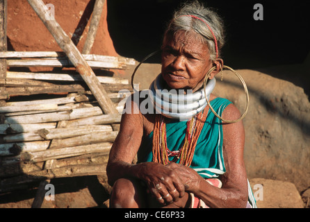 Bonda Stamm Indianerin große Ohrringe und riesige Halsringe; Redaal; Orissa; Indien Stockfoto