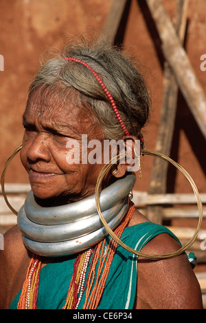 Bonda Stamm Indianerin große Ohrringe und große Halsringe; Redaal; Orissa; Indien Stockfoto