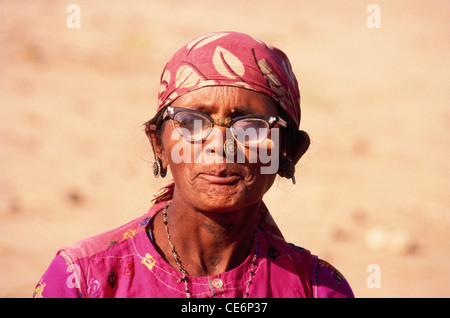alte Frau in lustige Brillen Nase Gestüt Kopfbedeckungen; Kutch; Gujarat; Indien Stockfoto