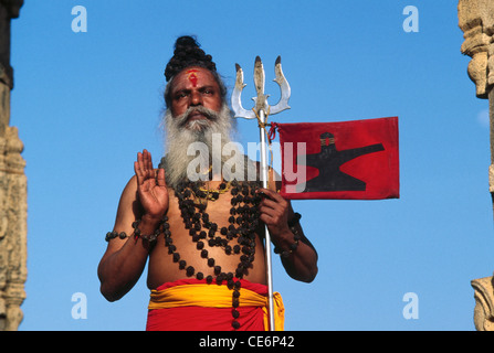 Indische Sadhu Segen; Tragen Rudraksha Samenkette und Halten Dreizack am Brihadishvara Tempel; Tanjore; Thanjavur; Tamil Nadu; Indien; asien Stockfoto