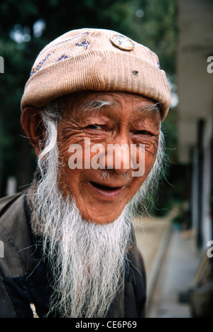 Tibetische Greis in Kappe mit weißen Bart; Bir; Himachal Pradesh; Indien Stockfoto