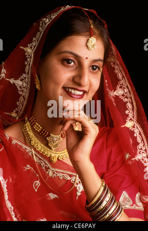 Indische Frau mit Hand auf Kinn trägt Gold Halskette und maang Tikka; Jaipur; Rajasthan; Indien; Asien; MR Stockfoto