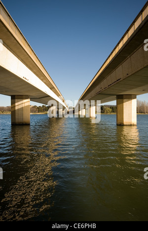 Zwei Brücken über den Lake Burley Griffin, Canberra, Australian Capital Territory, Australien Stockfoto