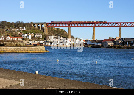 Neu lackiert, gekoppelt Forth Rail Bridge North und South Queensferry mit Scotrail Turbostar DMU & Klasse 158 verbindet. Stockfoto