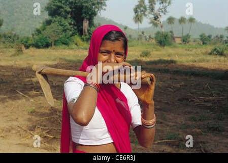 Indische ländliche Bäuerin Frau mit Spaten; udaipur; rajasthan; indien; asien Stockfoto