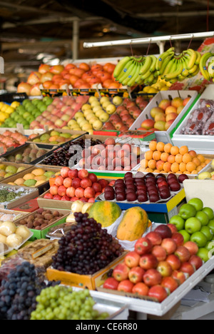 Fresh fruit, colourfully displayed at a market in Dubai, United Arab Emirates Stockfoto